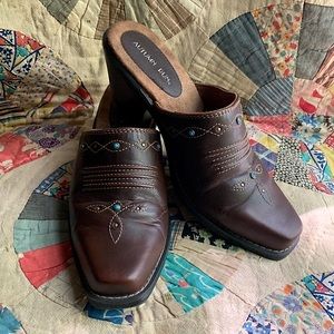 🍂autumn run mules. 2 1/2” heel sz 9 w turquoise & brass western look dk brown